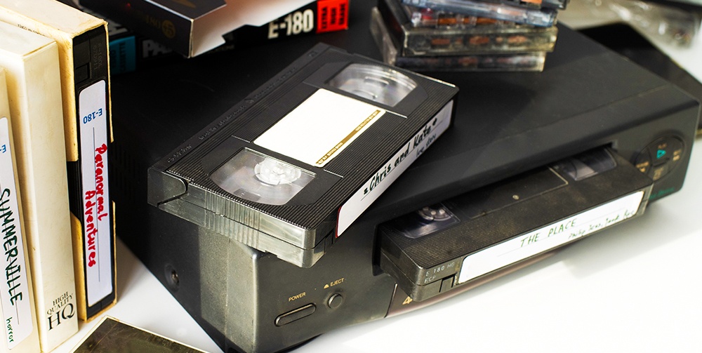 Insérer une cassette VHS dans le lecteur vidéo VCR, Vidéos