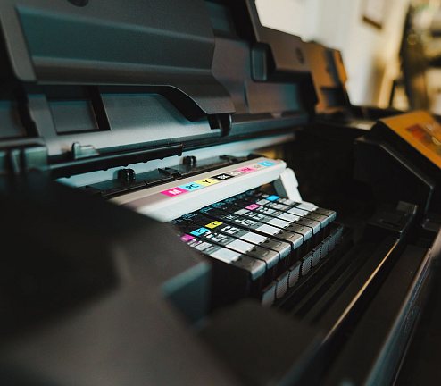 Cartouches d'encre couleur dans une imprimante jet d'encre ouverte