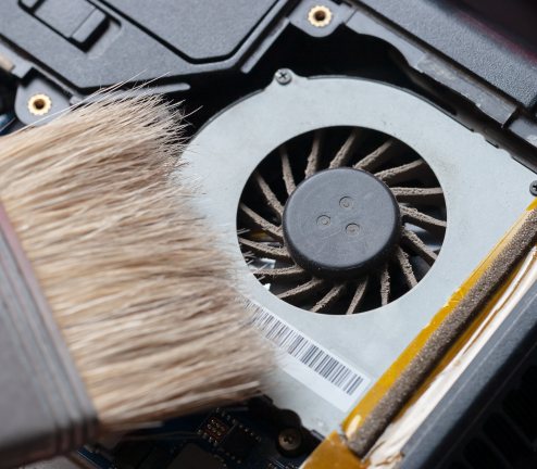 Dépoussiérage au pinceau du ventilateur d'un ordinateur portable