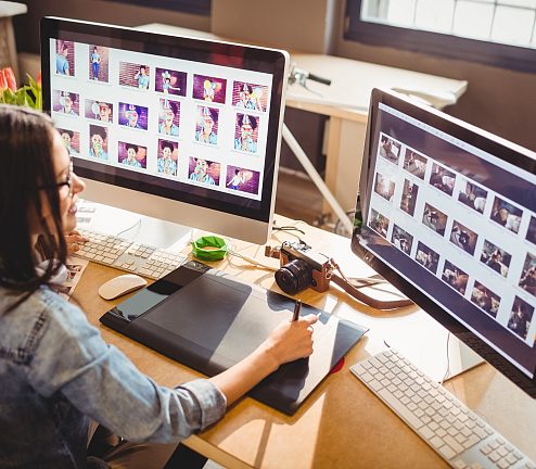 Espace de travail à domicile avec deux écrans