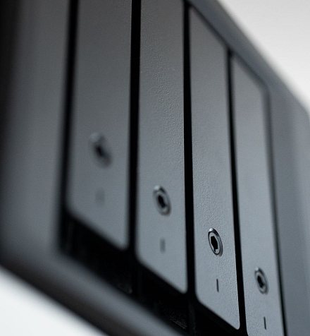 Boîtier NAS et ses baies de disques