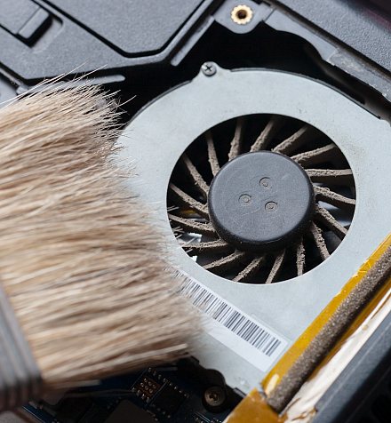 Dépoussiérage du ventilateur d'un ordinateur portable