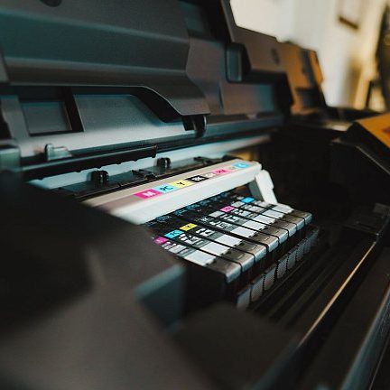 Cartouches d'encre couleur dans une imprimante jet d'encre ouverte