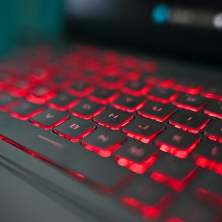 Clavier d'ordinateur portable rétroéclairé en rouge dans la pénombre