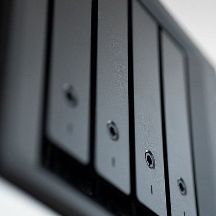 Boîtier NAS et ses baies de disques