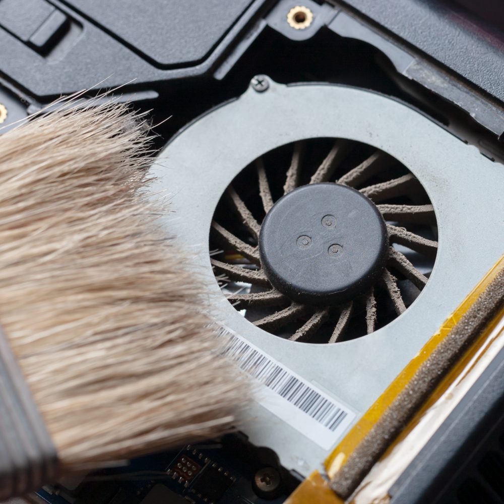 Dépoussiérage du ventilateur d'un ordinateur portable