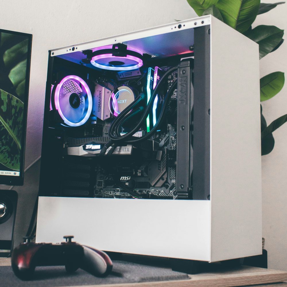 Ordinateur monté et installé sur un bureau