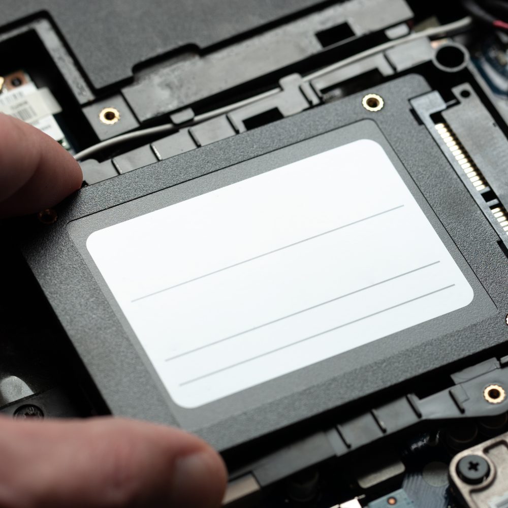 Disque SSD retiré d'un ordinateur portable pour une récupération de données