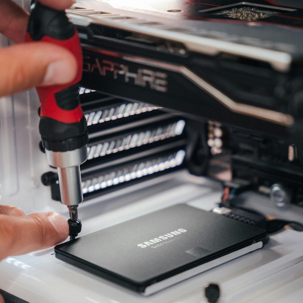 Vissage d'un disque SSD dans une tour ouverte