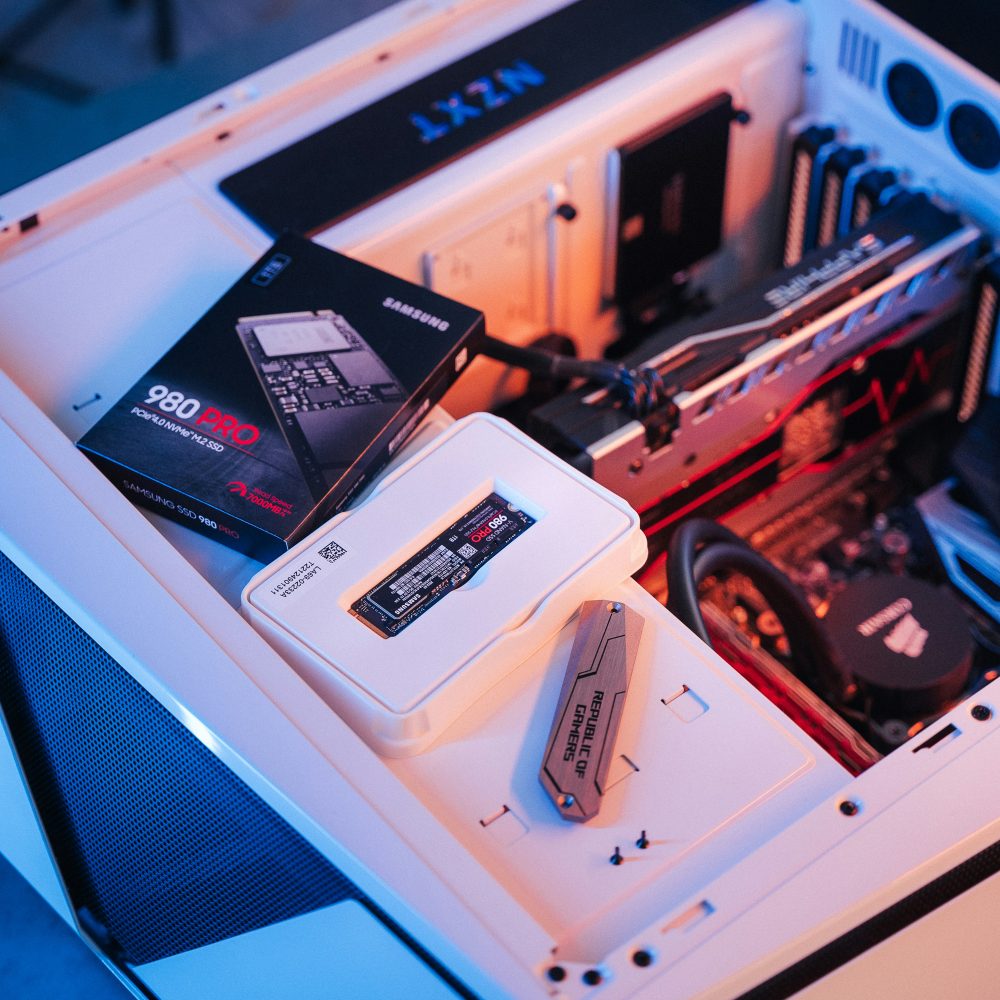 Disque NVMe et sa boîte, posés dans un boîtier avant montage