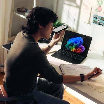 Ordinateur portable sous Windows 11 sur un bureau, à la maison