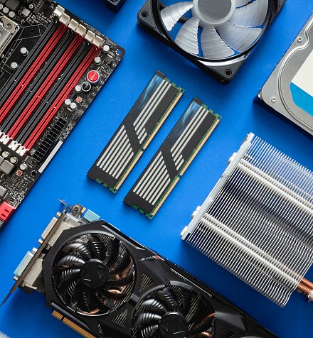 Composants d'un PC sur mesure préparés à l'atelier