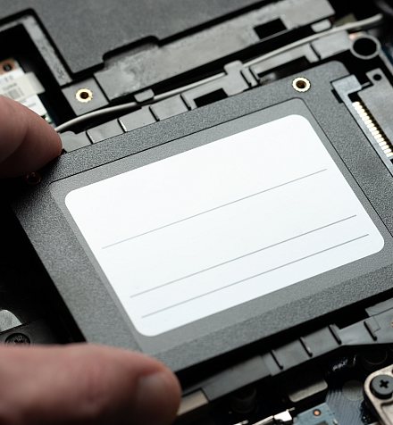 Disque SSD retiré d'un ordinateur portable pour une récupération de données