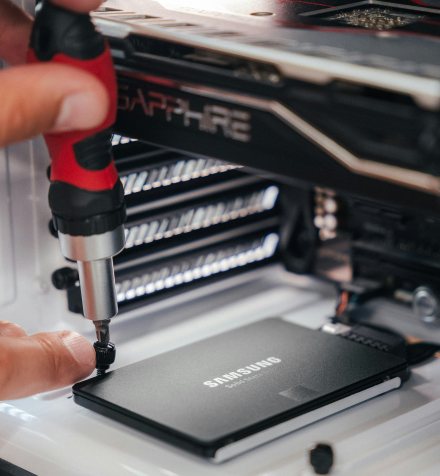 Vissage d'un disque SSD dans une tour ouverte
